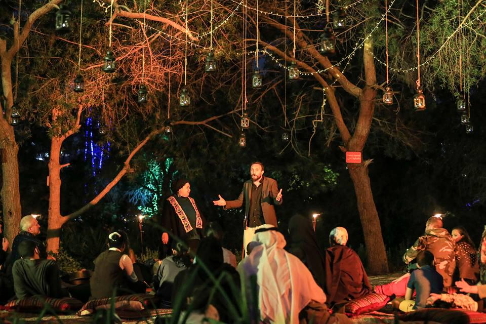 راوٍ يسرد حكاية في "المهرجان العالمي لرواية القصص" على جزيرة النور في الشارقة (الصورة من صفحة الجزيرة على فيسبوك) 