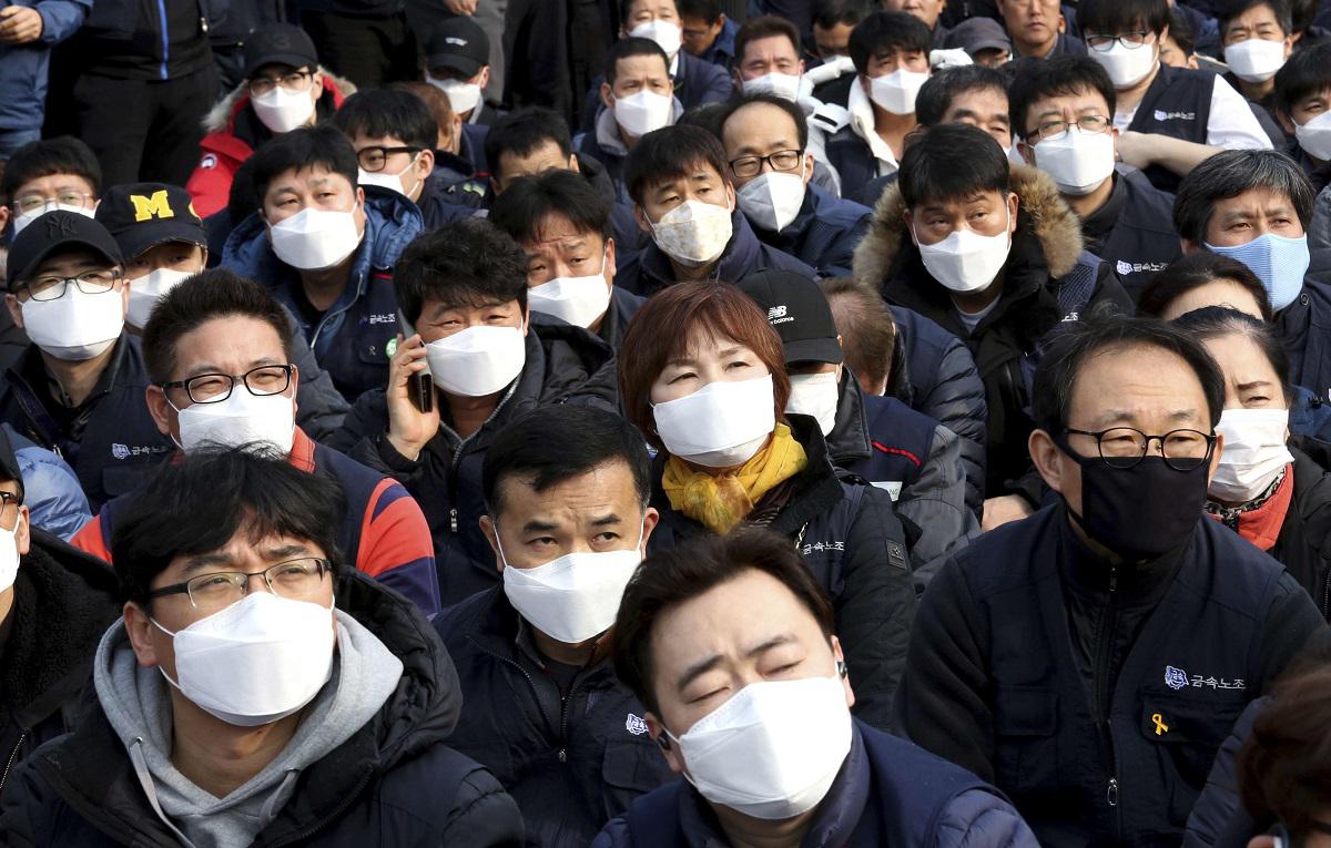 موظفون في كوريا الجنوبية يضعون كمامات لاتقاء الهواث الملوث