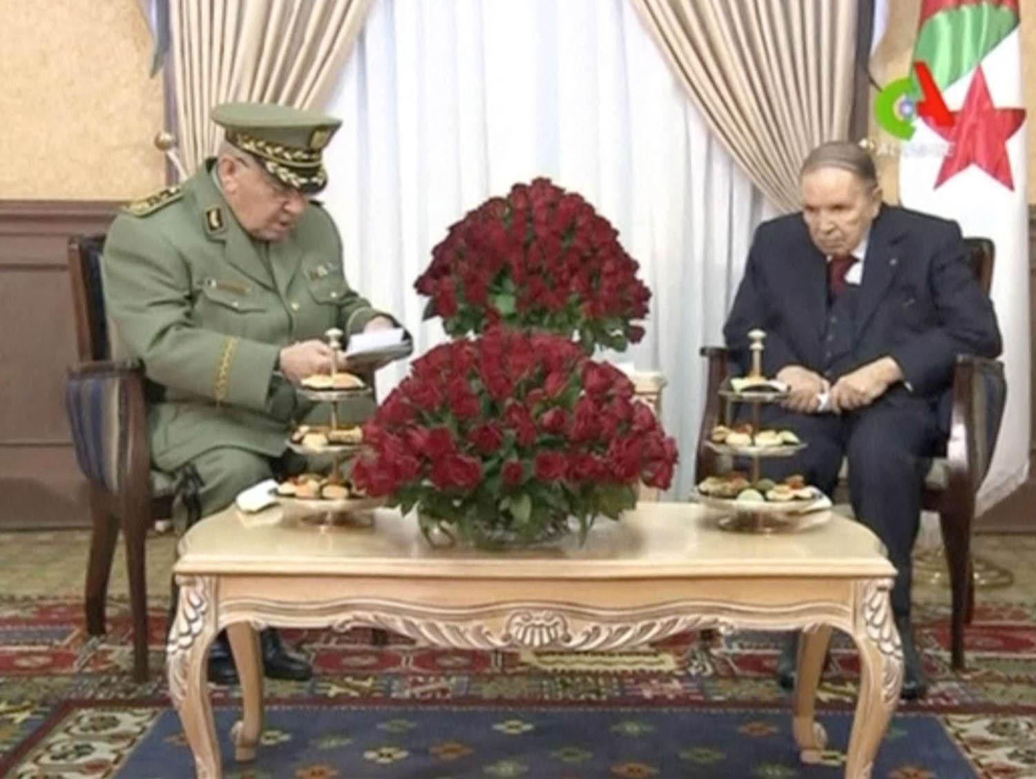 الرئيس الجزائري عبدالعزيز بوتفليقة يستقبل قائد الجيش قايد صالح