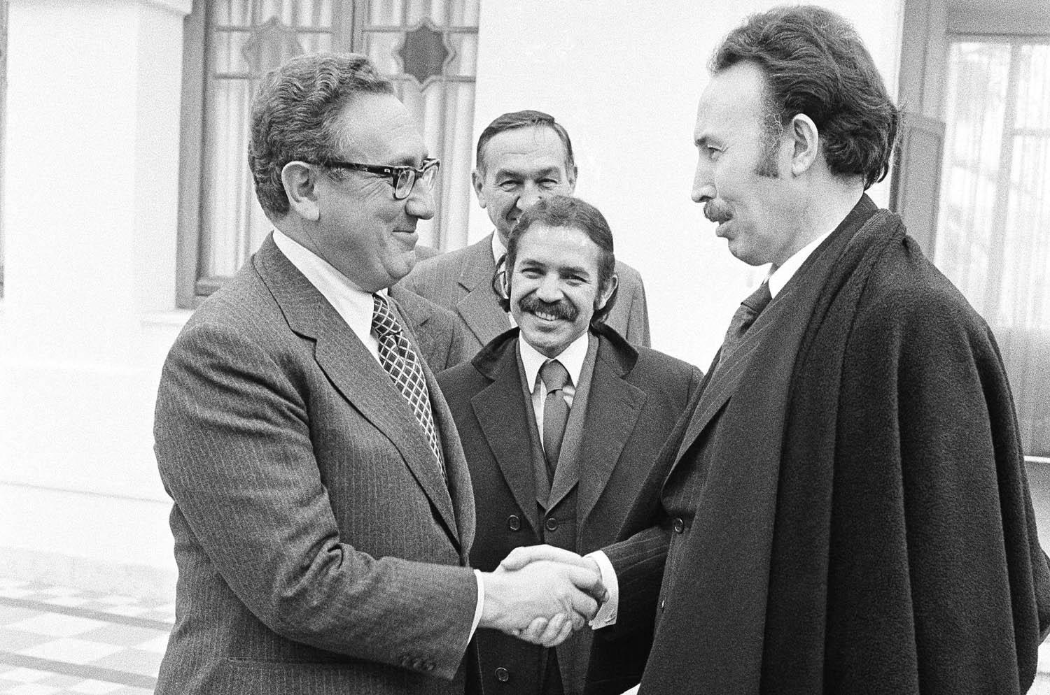 الرئيس الجزائري عبدالعزيز بوتفليقة يتوسط الرئيس الراحل هواري بومدين ووزير الخارجية الأميركي السابق هنري كيسنجر (1973)