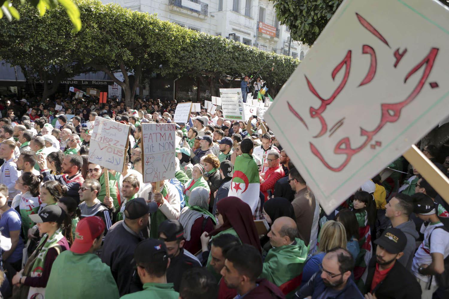 متظاهرون جزائريون يطالبون برحيل بوتفليقة