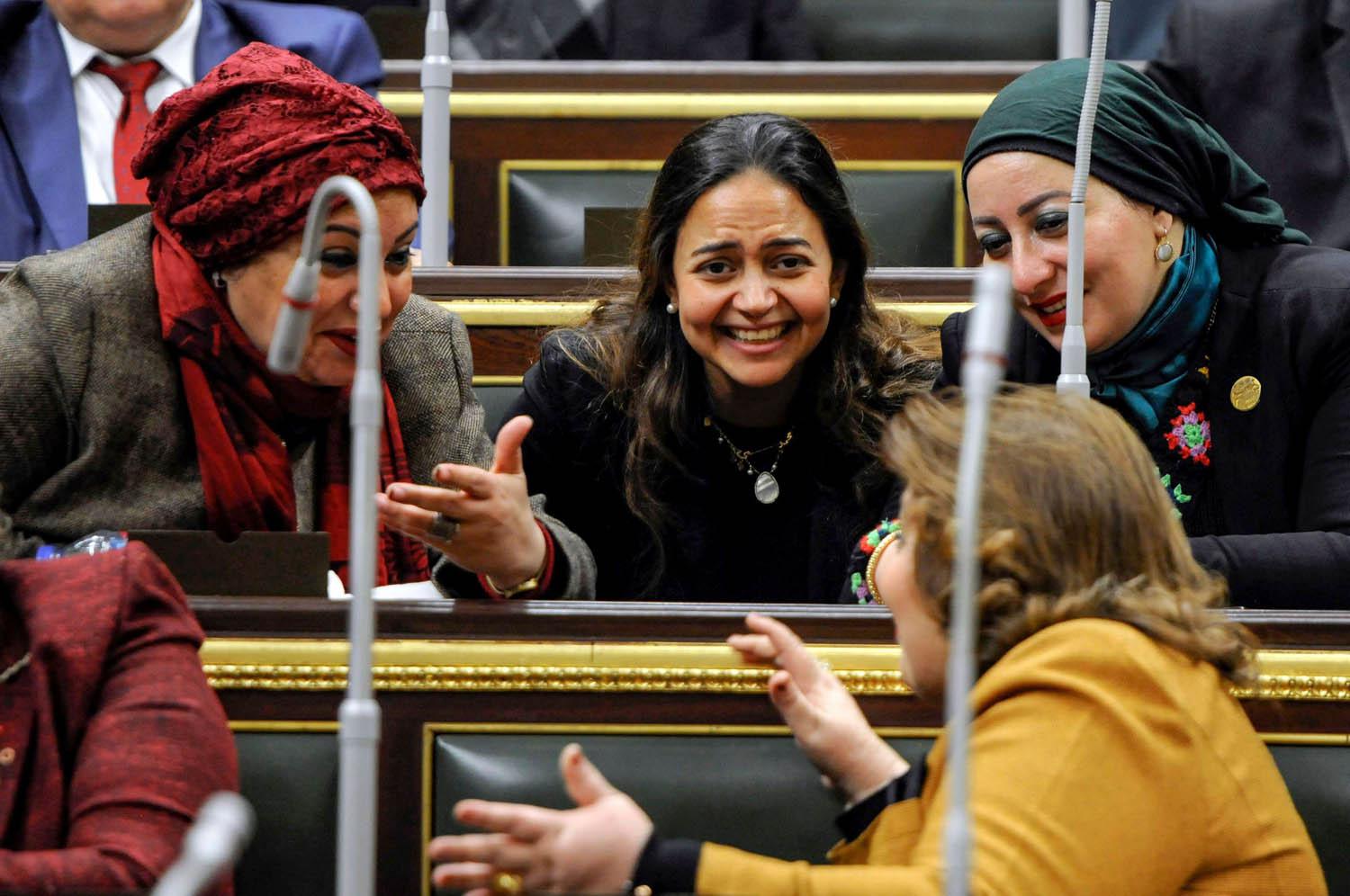 نائبات مصريات في أثناء جلسة لتعديل الدستور