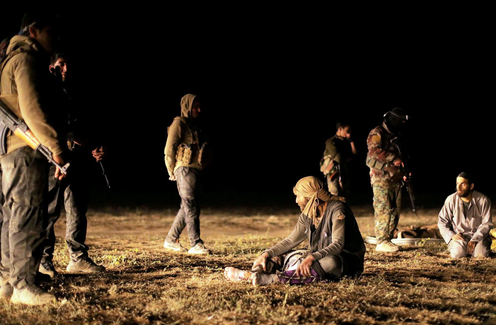 مسلحون من تنظيم الدولة الإسلامية في قبضة المسلحين الأكراد