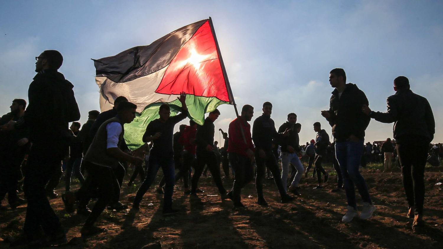 فلسطينيون يتظاهرون على الحدود بين غزة وإسرائيل