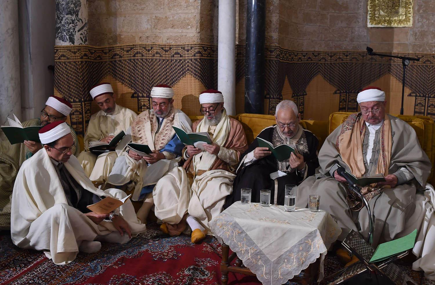 راشد الغنوشي وسط قراء للقرآن في جامع الزيتونة في تونس
