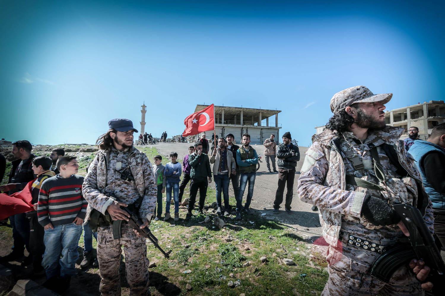 جنود اتراك عند معبر حدودي في ادلب