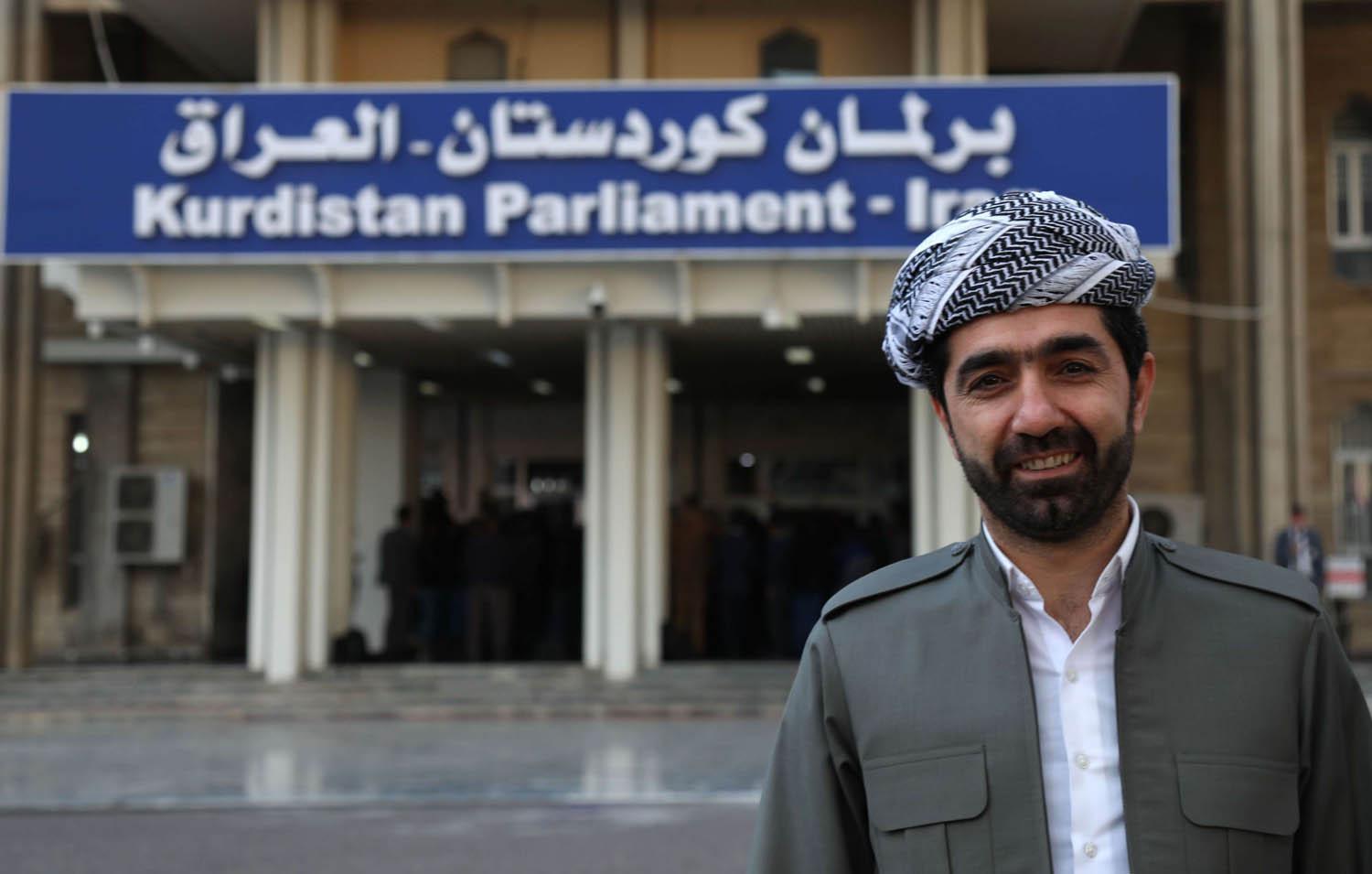 النائب ساران هركي أمام مبنى البرلمان الكردي العراقي