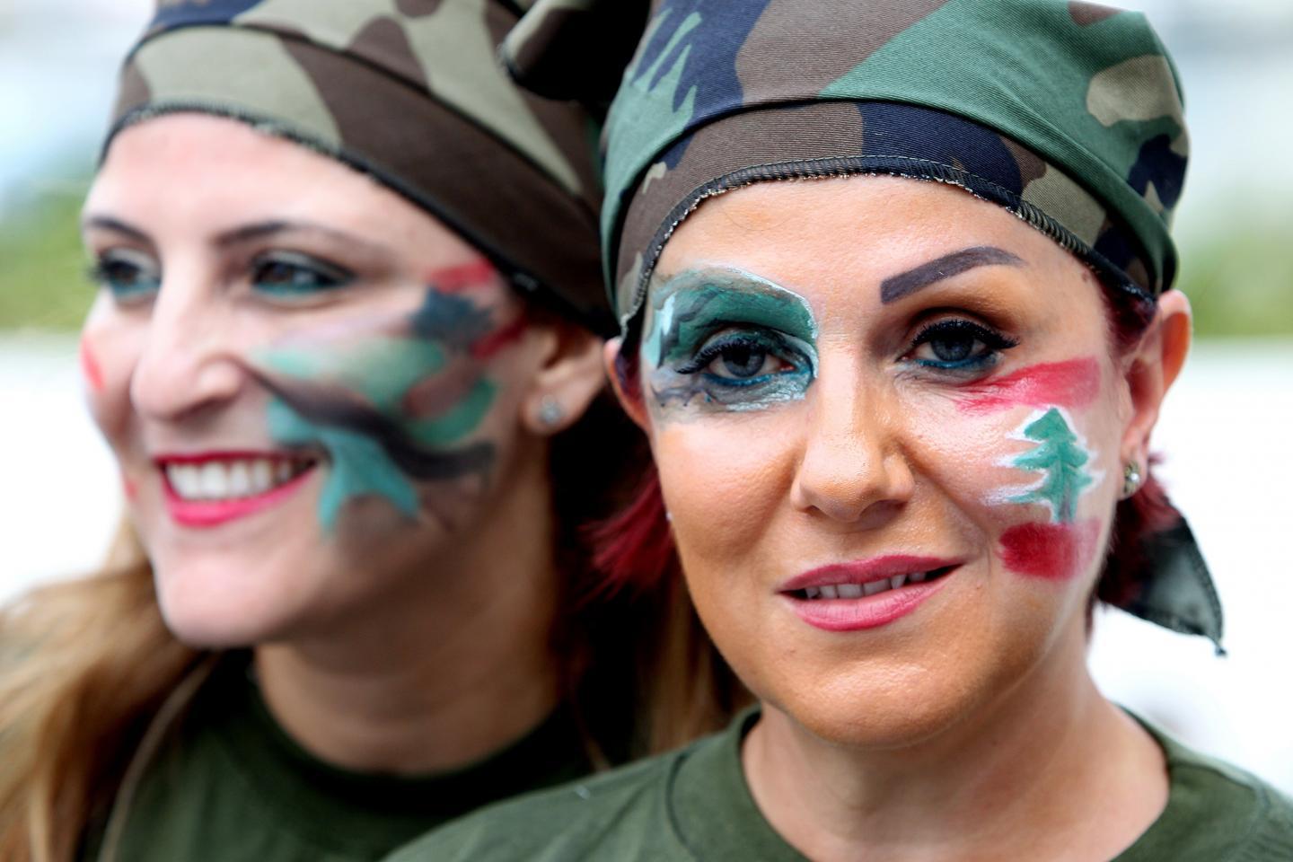 فتاتان لبنانيتان يرسمن علم البلاد على وجهيهما