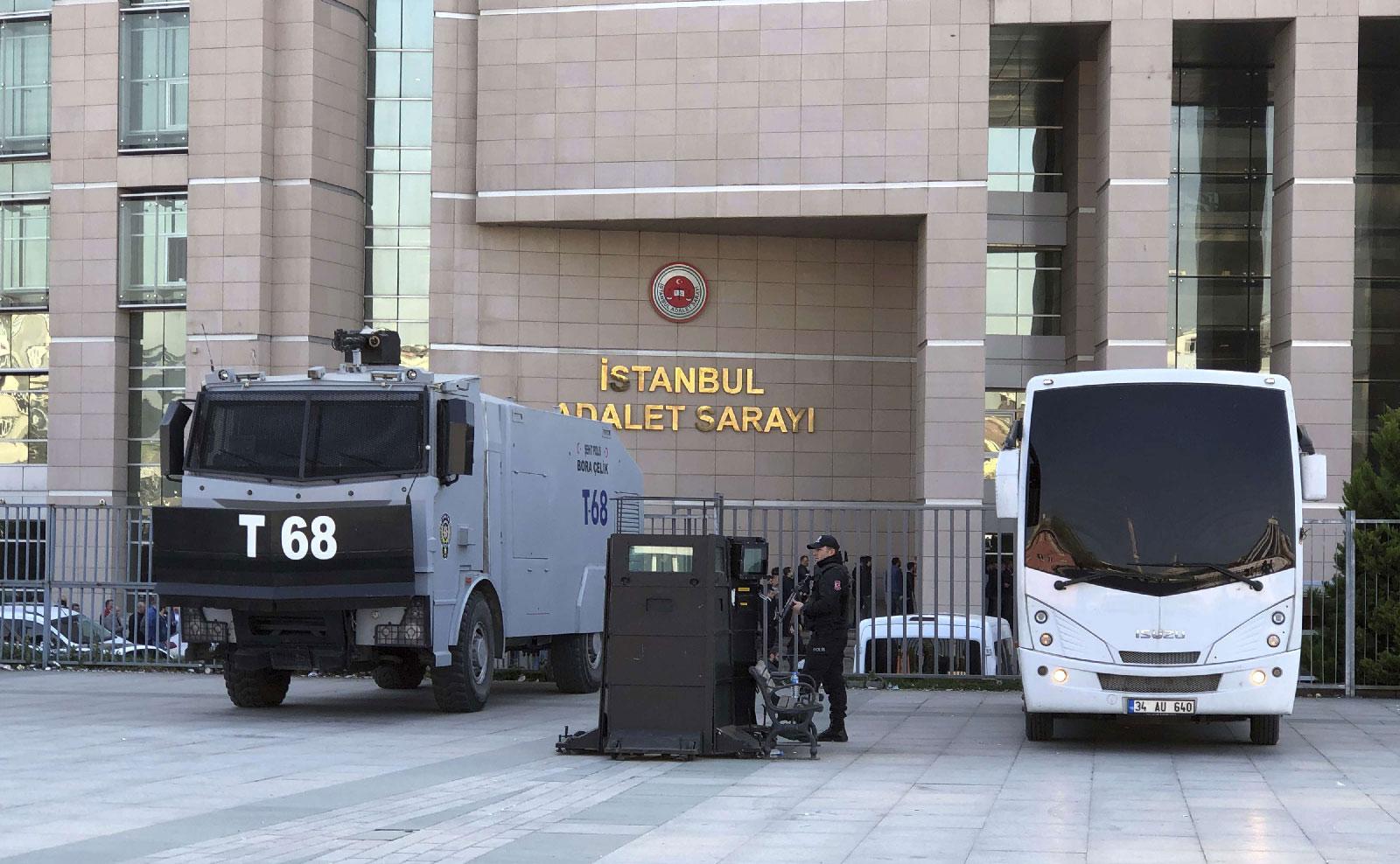 A Turkish police officer stands guard outside Istanbul's courthouse on March 26, 2019, during the trial of a US consulate staffer accused of spying and attempting to overthrow the government.