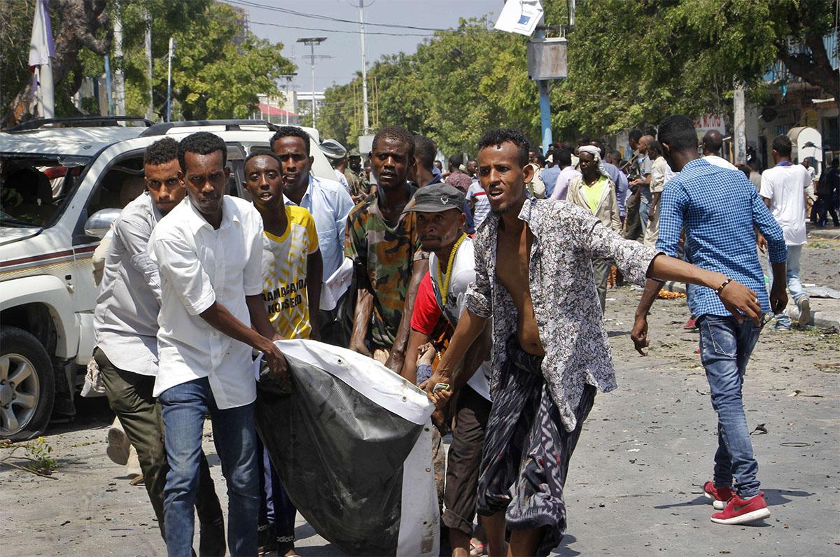 Somalis carry away a man who was wounded in the blast