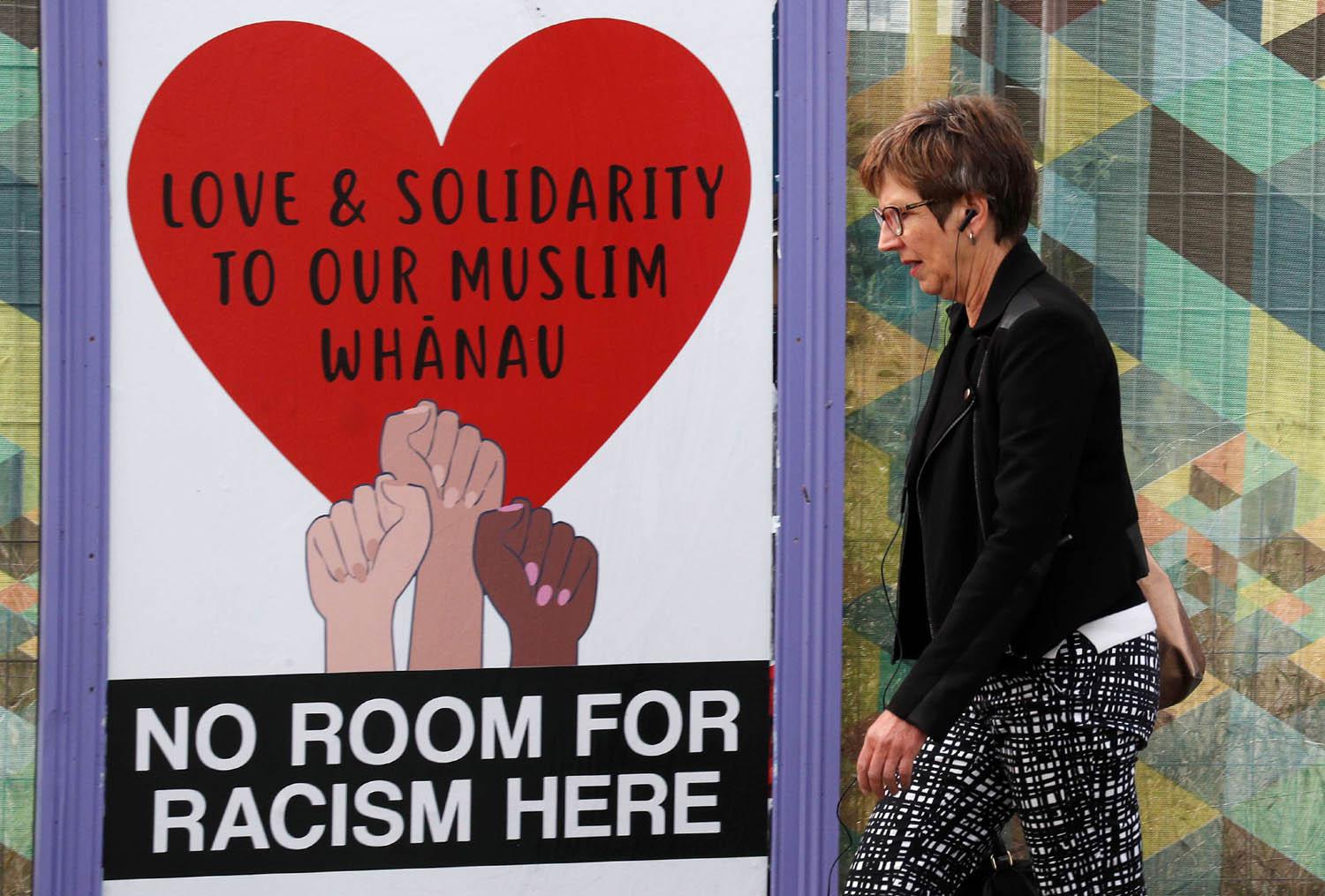 نيوزلندية تمر بلافتة ضد العنصرية