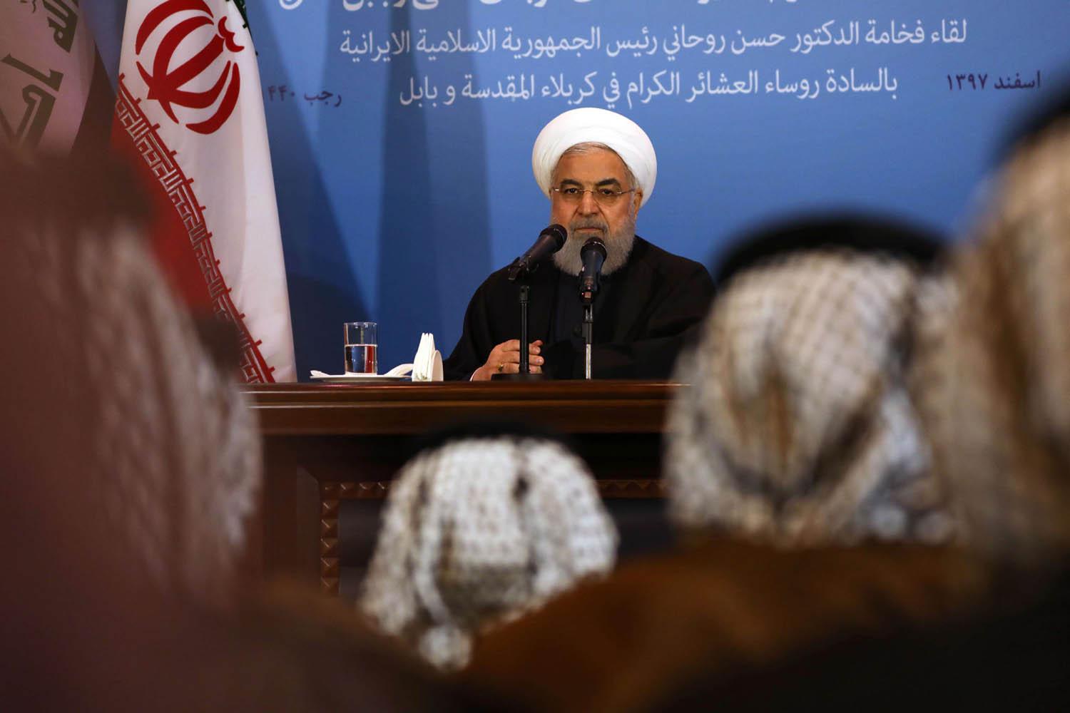الرئيس الإيراني حسن روحاني يتحدث إلى زعماء عشائر عراقيين في البصرة