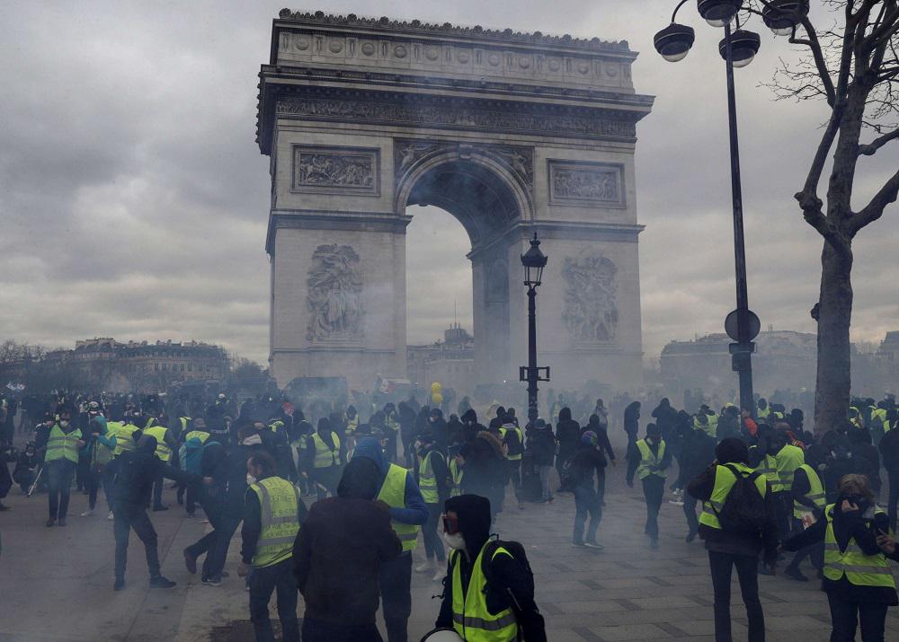 احتجاجات السترات الصفراء وسط باريس