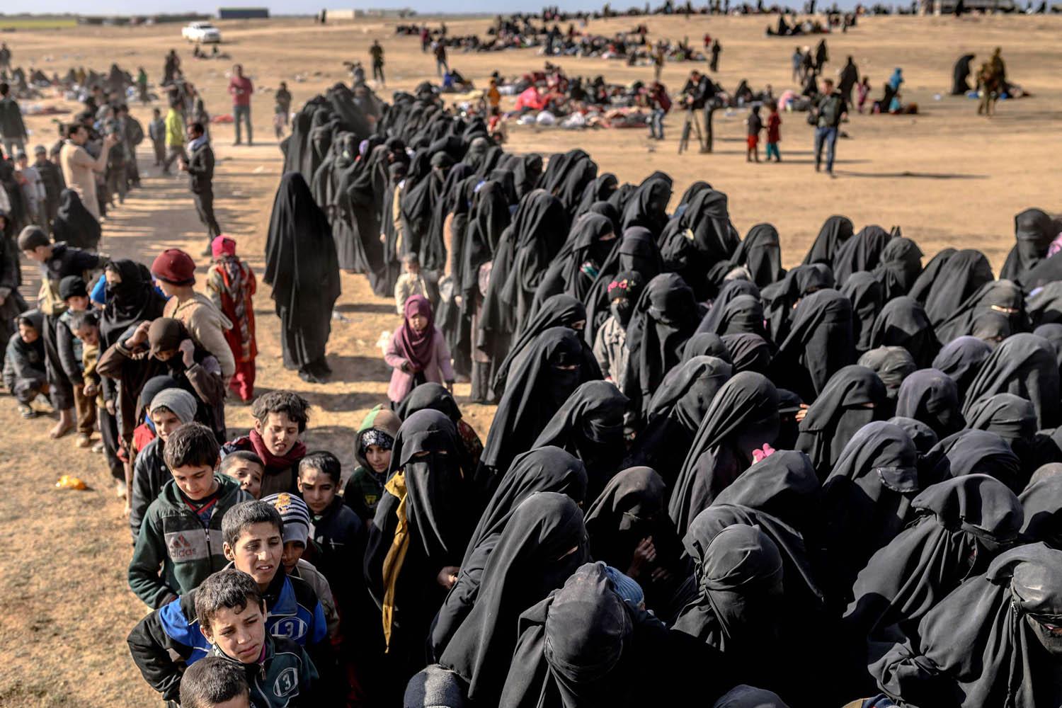 نساء من داعش يتجمعن لنقلهن إلى مخيم في سوريا