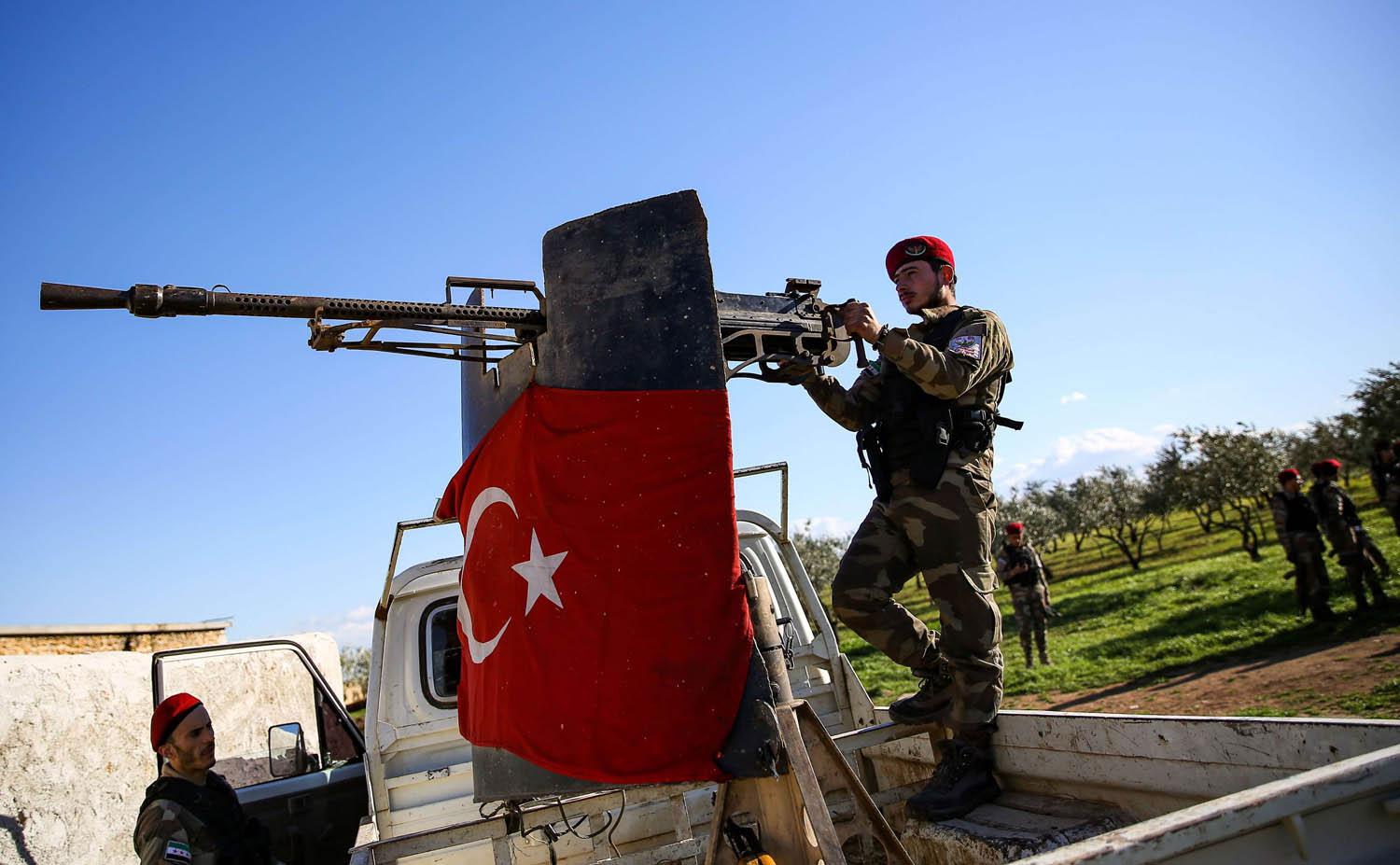 مقاتلون من فرقة حمزة السورية التابعة لتركيا