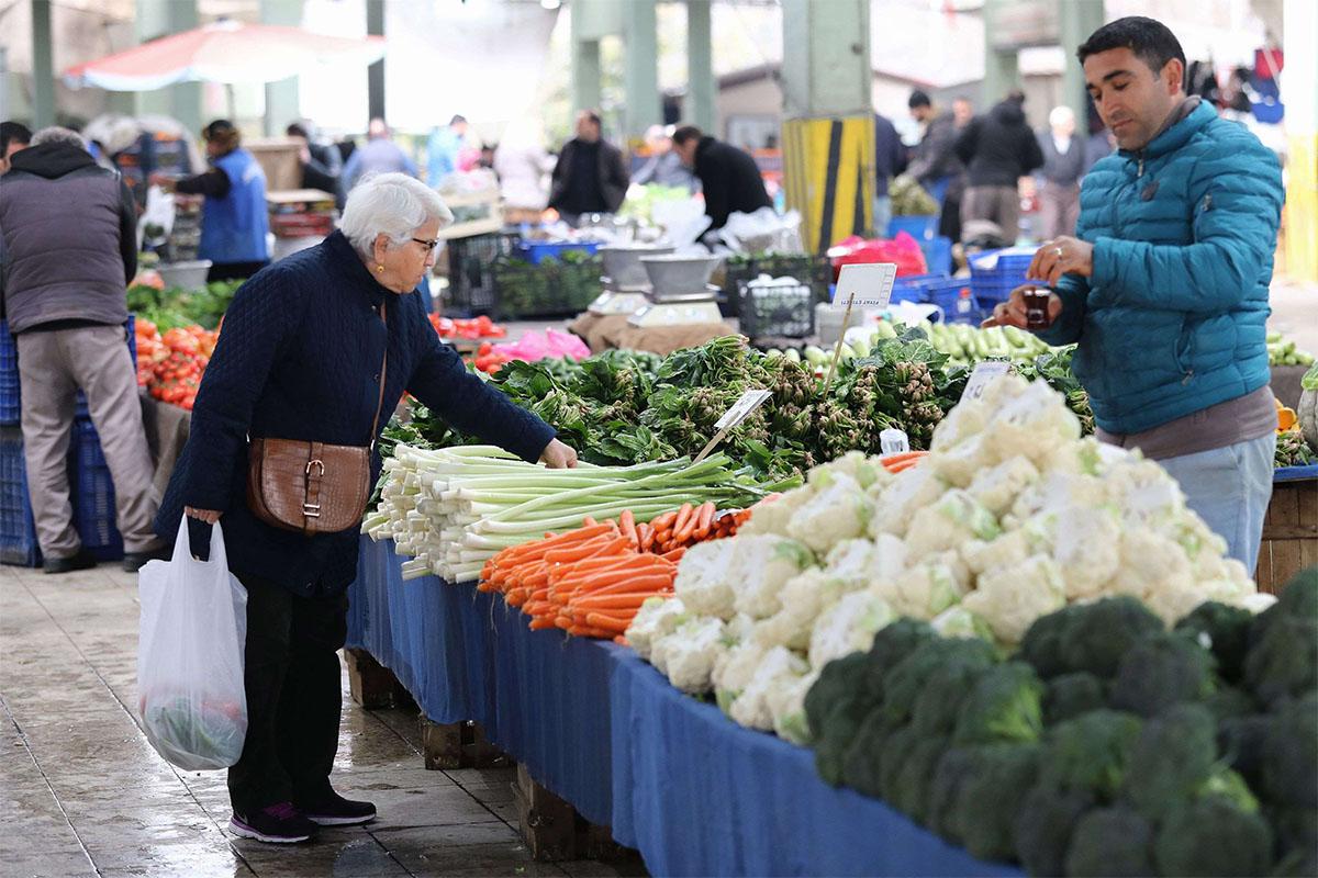 Ahead of local elections on March 31, Turkish authorities set up their own vegetable stands