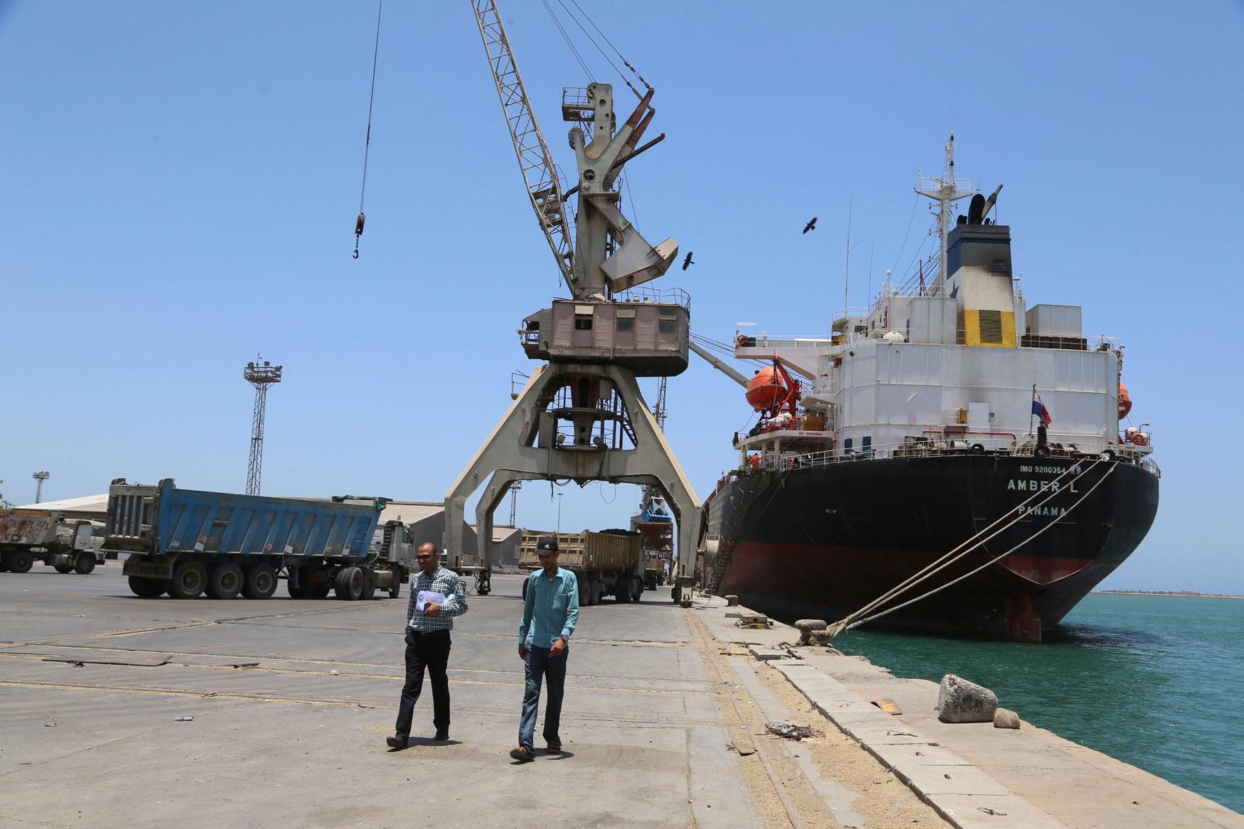 ميناء الحديدة منفذ حيوي للمساعدات الانسانية وأيضا لامدادات السلاح الإيرانية للحوثيين