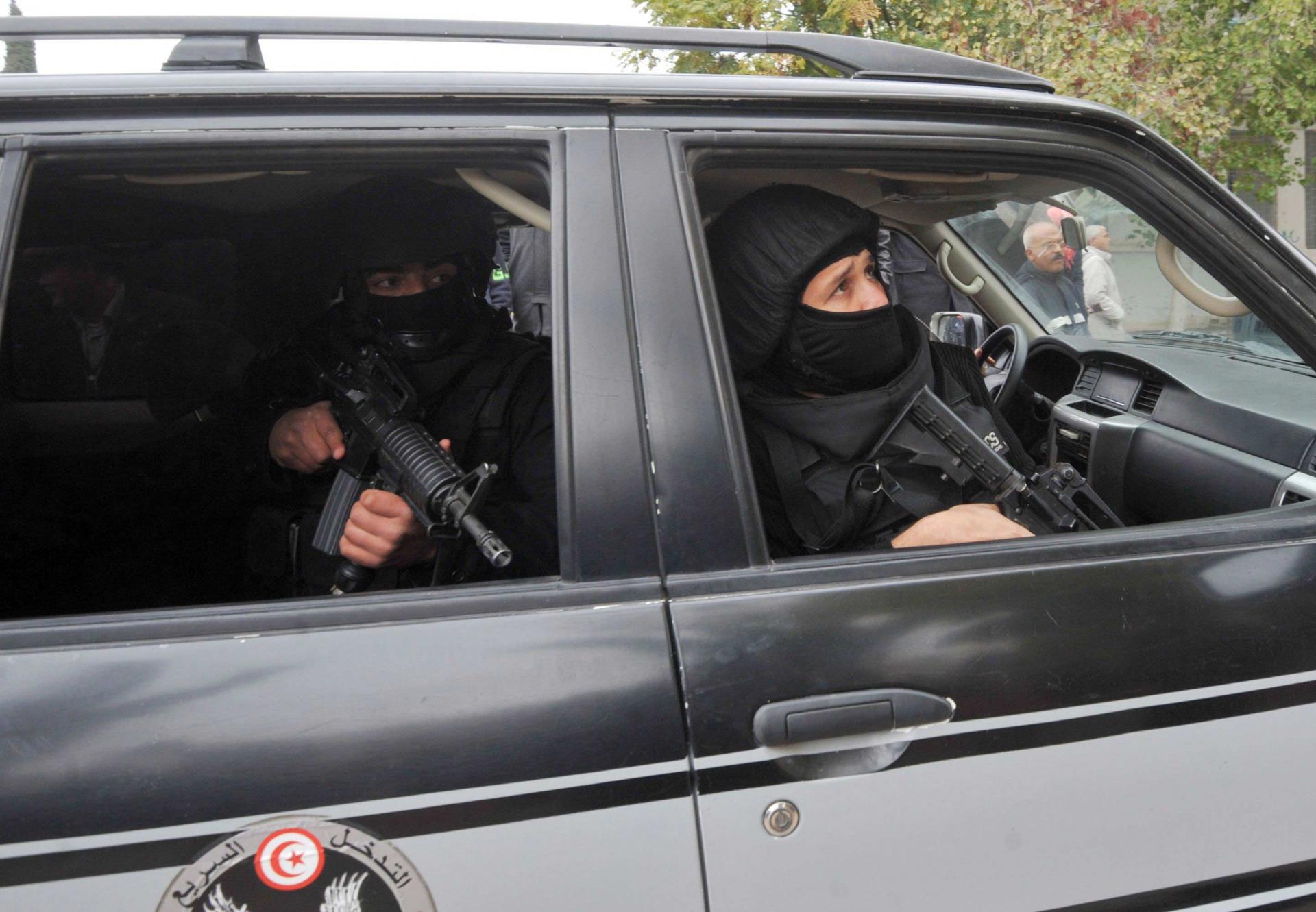 يقظة ومتابعة لقوات الأمن التونسية خاصة على الحدود الجزائرية