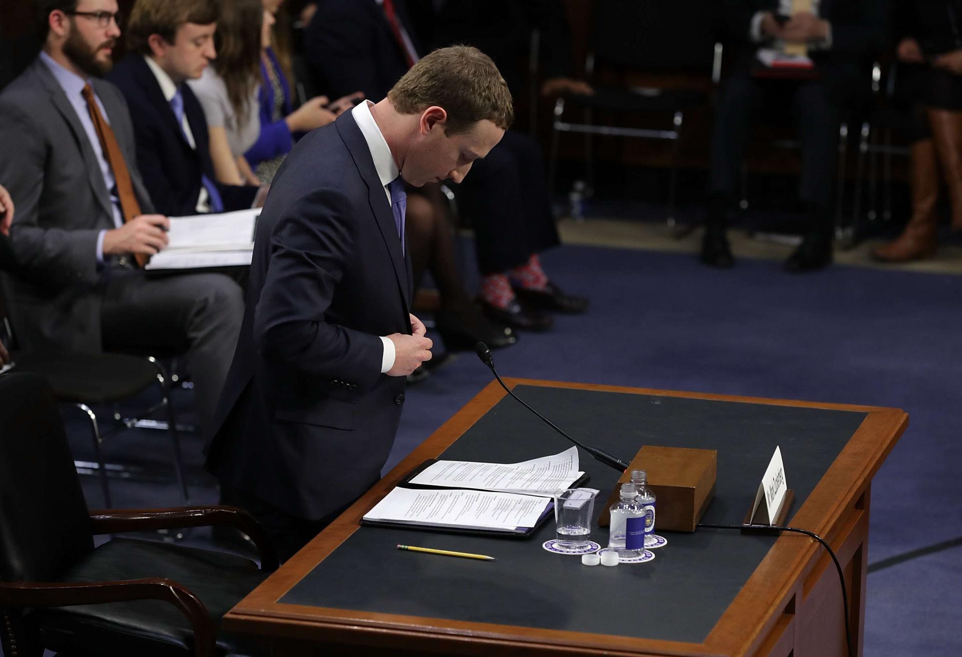 مؤسس فيسبوك مارك زوكربيرغ خلال جلسة استماع بمجلس الشيوخ عقب فضيحة كامبريدج اناليتيكا 