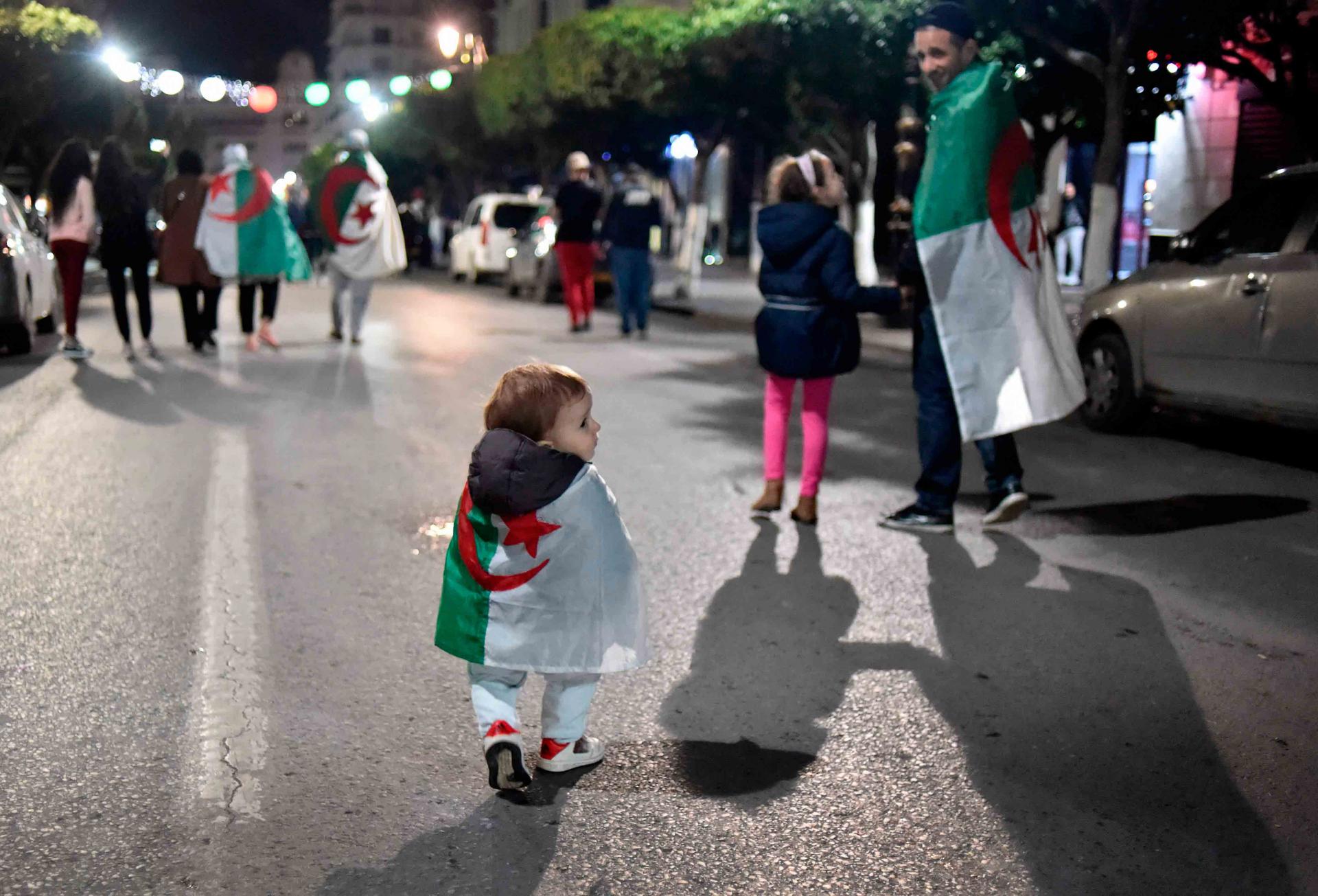 الجزائريون احتفلوا بإستقالة بوتفليقة 