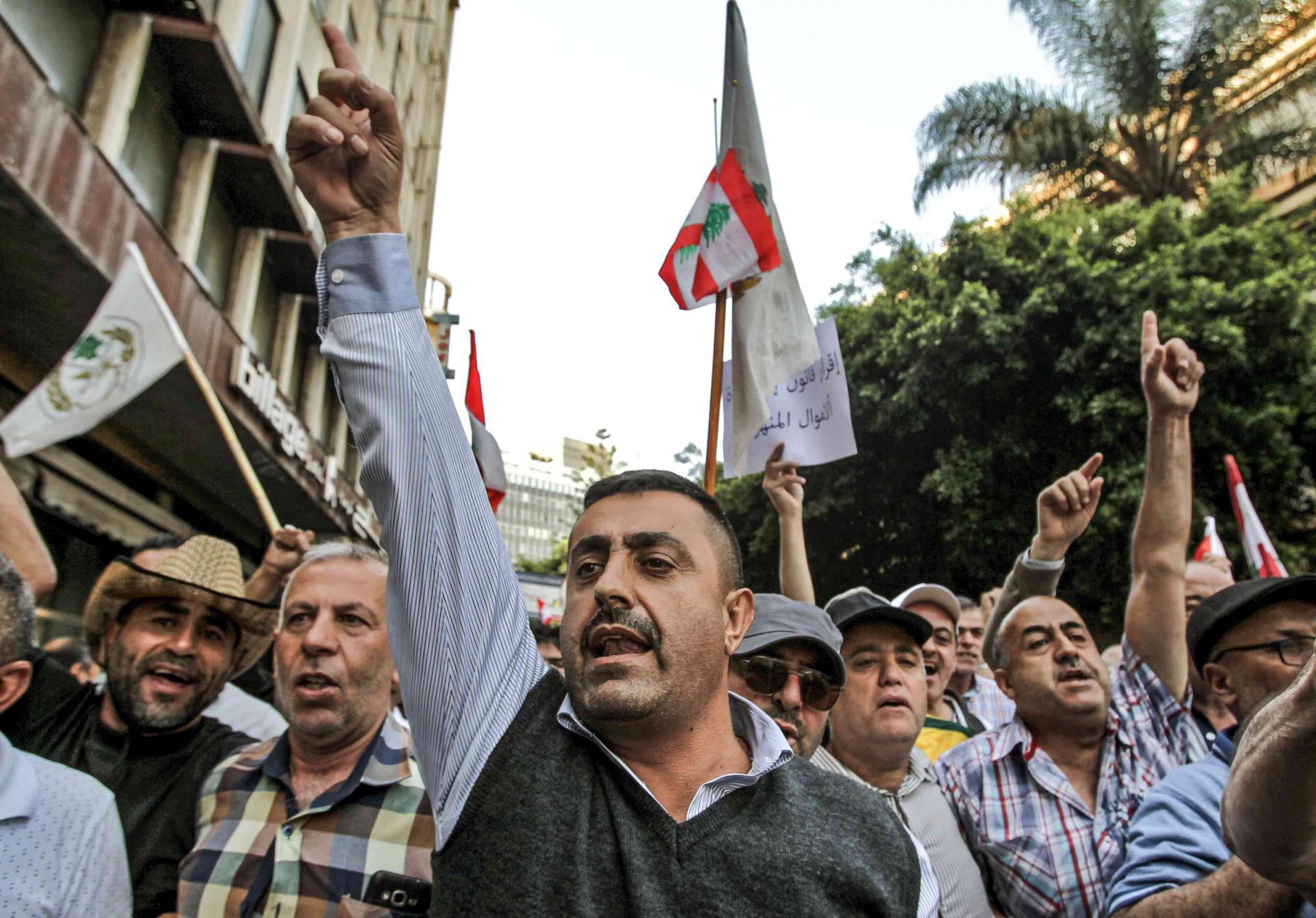 متقاعدو الجيش اللبناني يرفضون المساس بمعاشاتهم وتحميلهم تبعات الوضع المالي السيئ