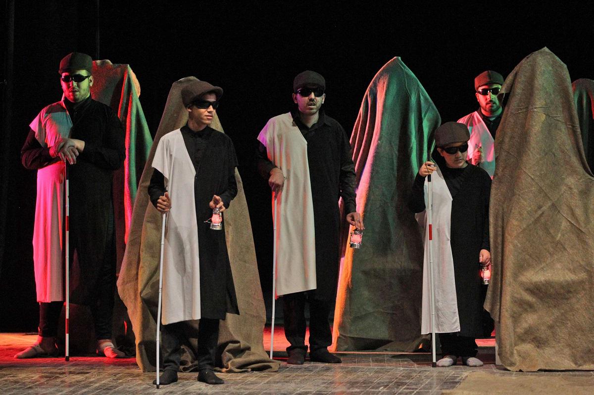 مشهد من مسرحية "أوفر بروفة" بفريق من الممثلين المكفوفين