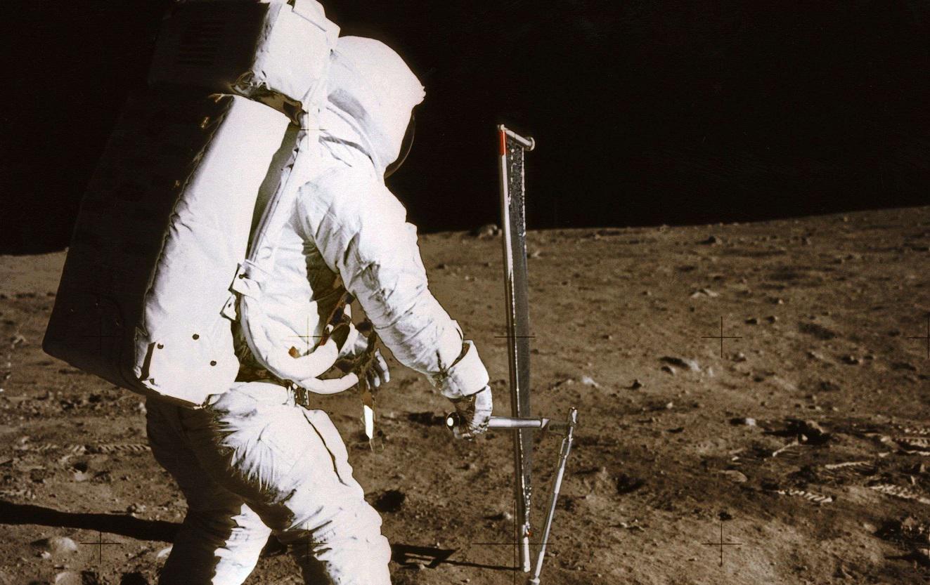 رائد الفضاء الاميركي نيل ارمسترونغ على سطح القمر في رحلة أبولو عام  1969