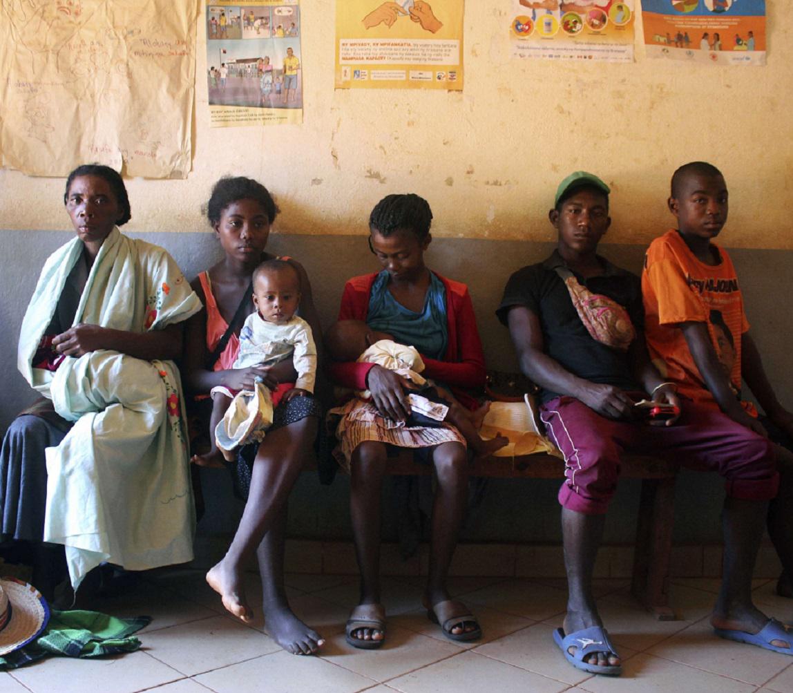 أمهات يصطحبن أطفالهن لتلقي لقاح الحصبة في مركز للرعاية الصحية في مدغشقر