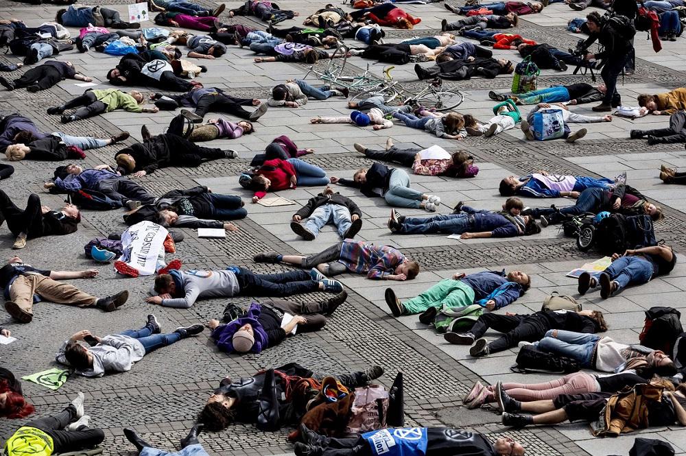 ناشطون ألمان يستلقون على الأرض احتجاجا على سياسة بلادهم تجاه التنوع البيئي
