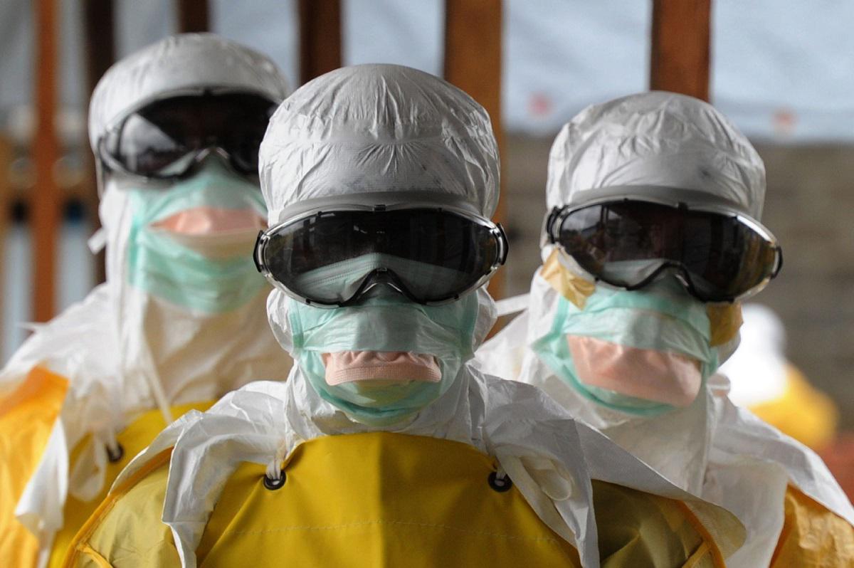 عاملون في مجال الرعاية الصحية بليبيريا يلبسون بدلات تقي من فيروس الايبولا