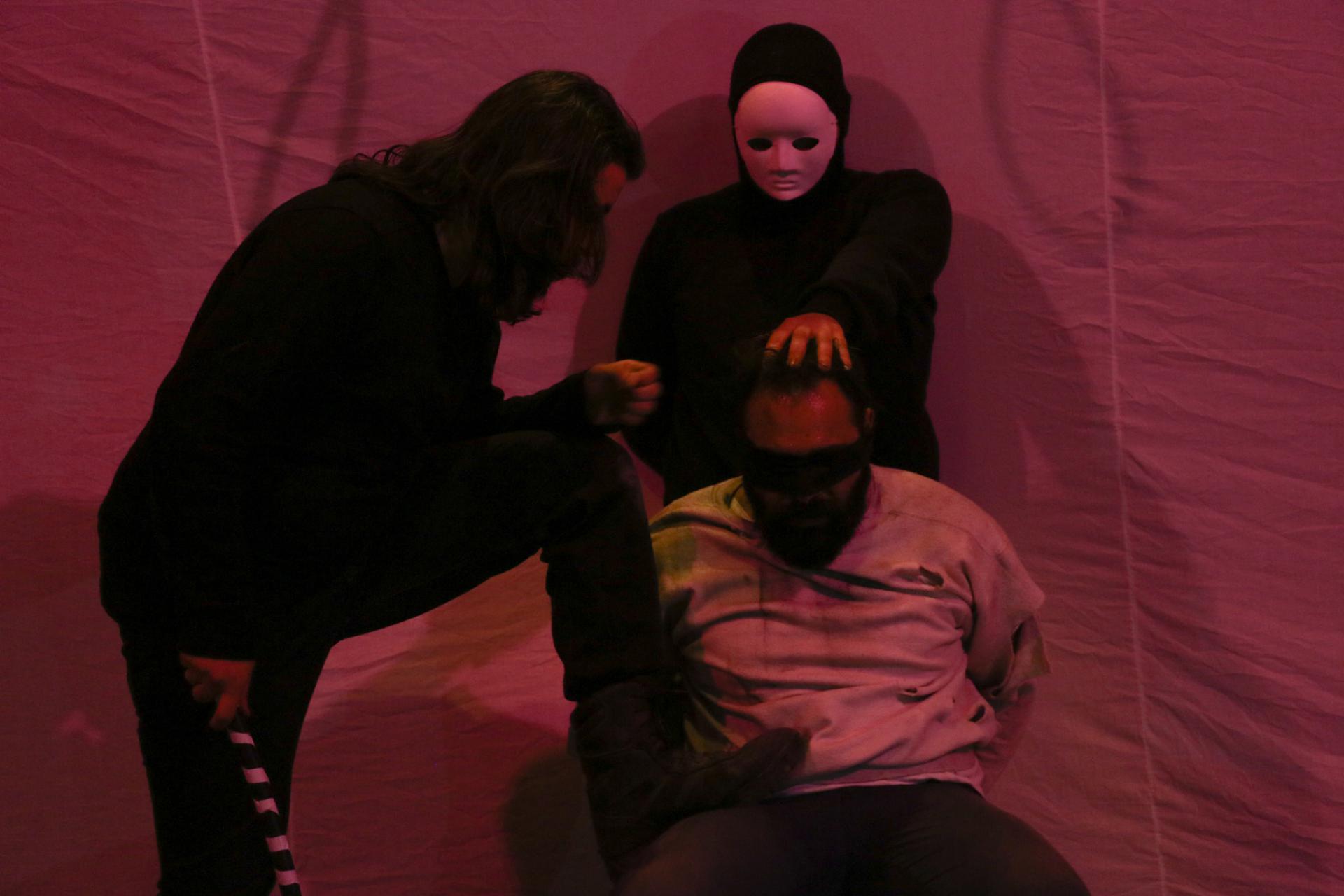 صورة من مسرحية 'سرداب الموت' من صفحة الممثل محمد الزير على فيسبوك 
