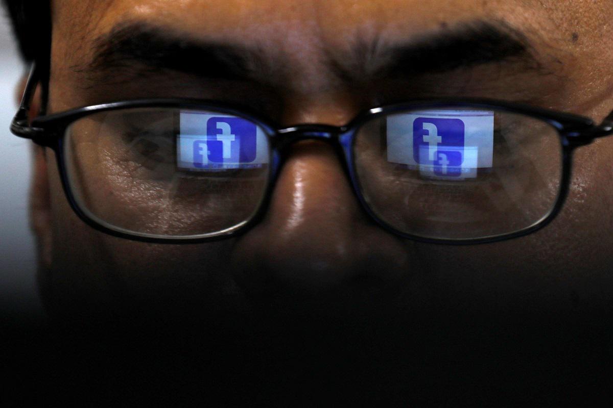 شعار فيسبوك ينعكس على نظارات أحد المستخدمين
