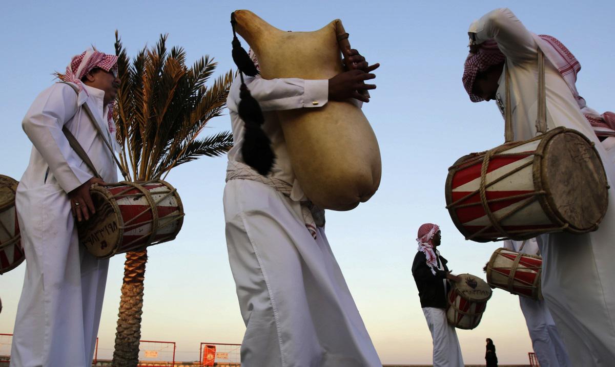 رجال بحرينيون يعزفون الموسيقى الوطنية خلال مهرجان وطني عام 2016