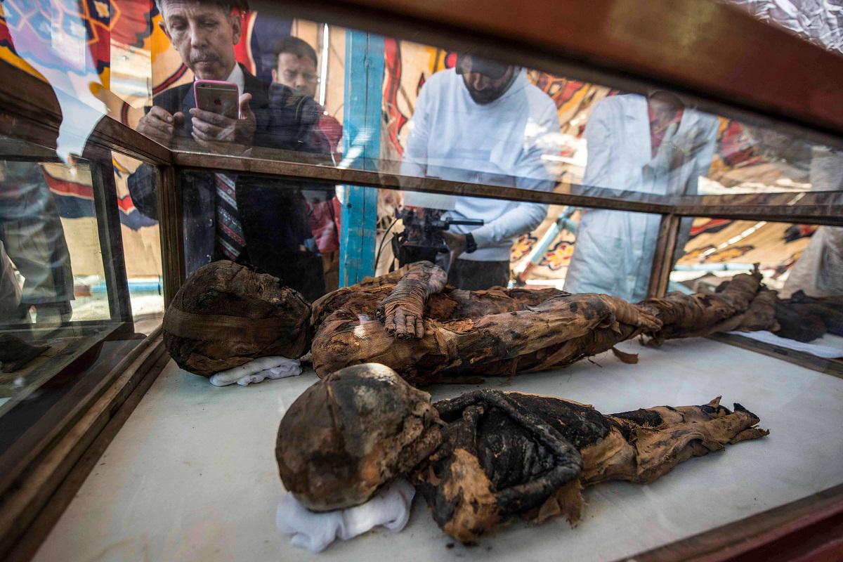 مواطنون مصريون يصورون بهواتفهم بقايا آدمية لرجل وزوجته عثر عليها في مقبرة قديمة بسوهاج