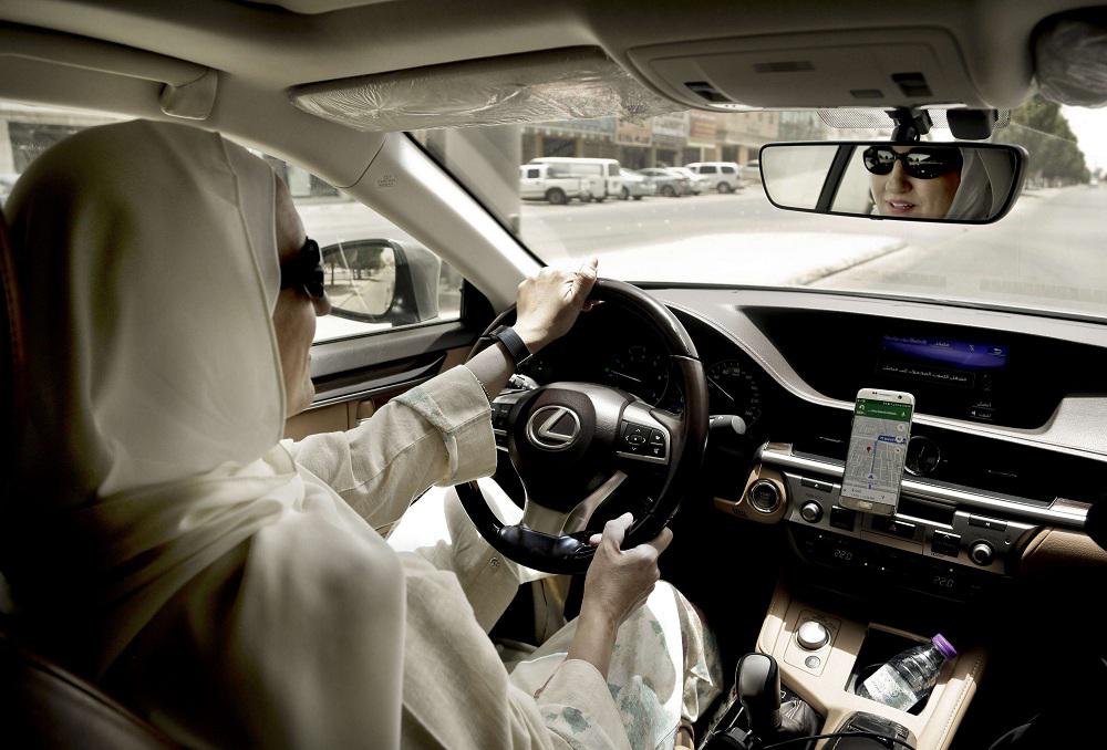 سعودية تشتغل مع تطبيق كريم المملوك لاوبر لنقل الركاب