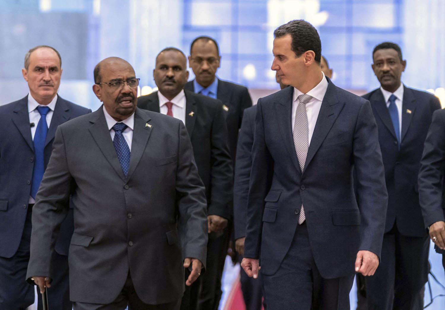 الرئيس السوداني المخلوع عمر البشير في زيارة سابقة للرئيس السوري بشار الأسد