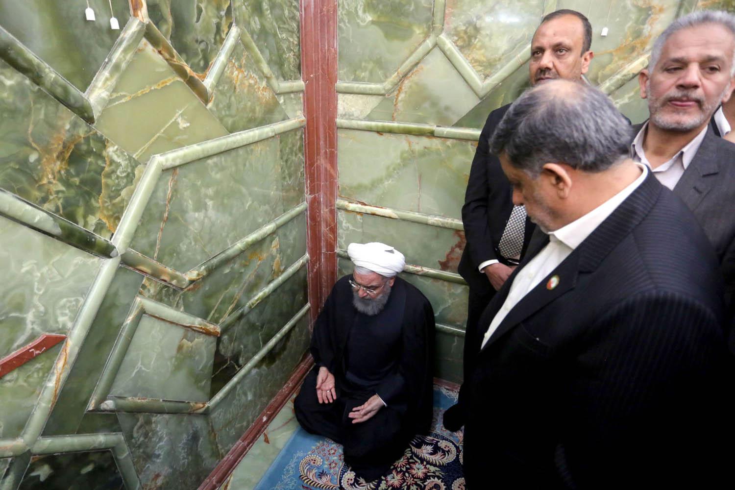 الرئيس الإيراني حسن روحاني يصلي في ضريح الإمام علي في النجف