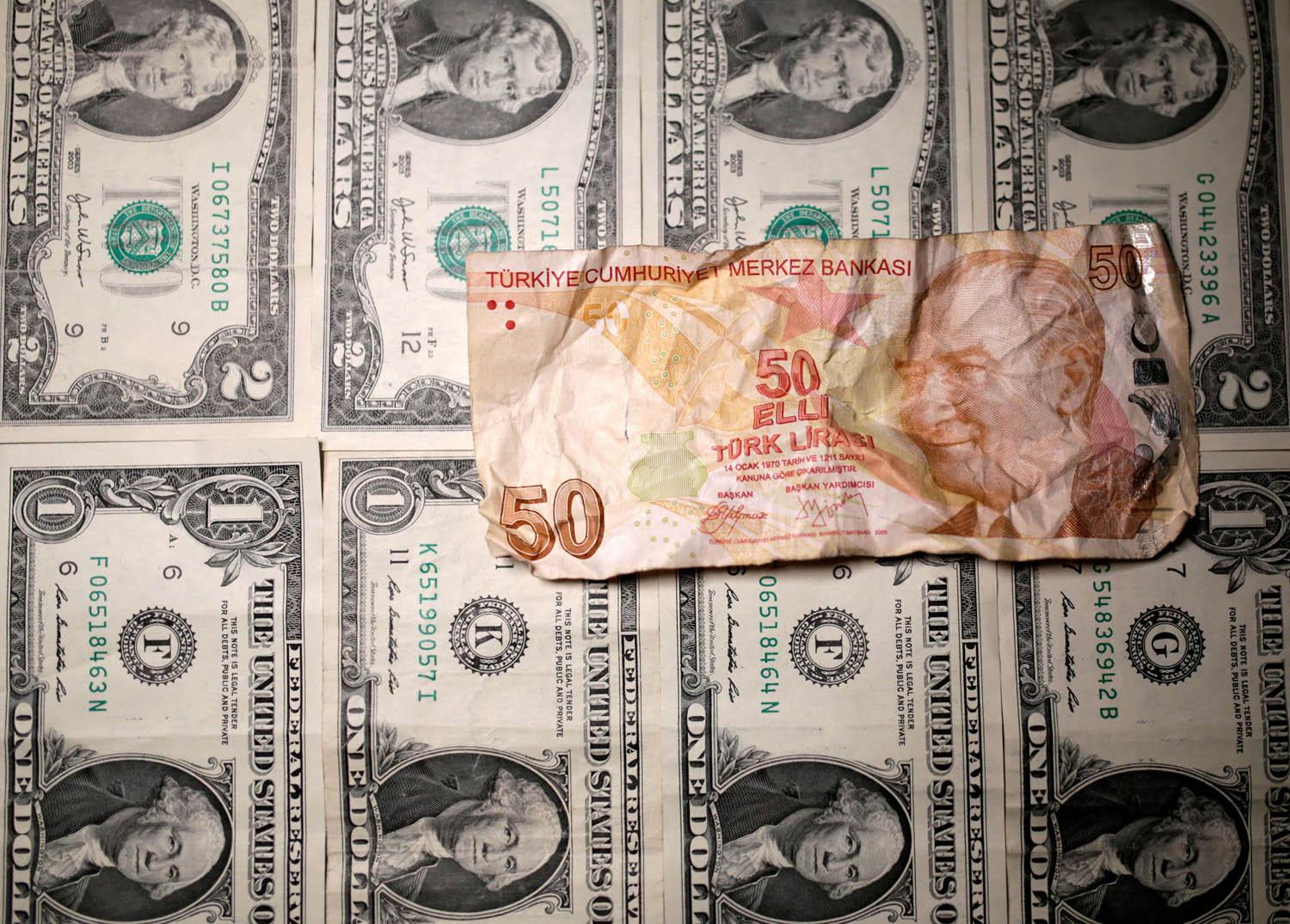 ورقة نقدية تركية على خلفية من الدولارات الأميركية