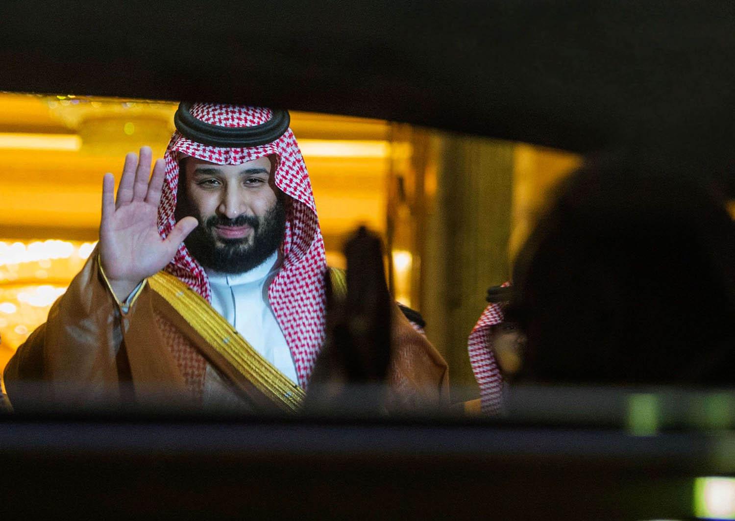 ولي العهد السعودي الأمير محمد بن سلمان يلوح مودعا لرئيس الوزراء العراقي عادل عبدالمهدي