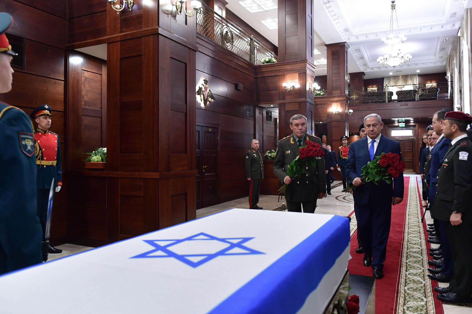 رئيس الوزراء الإسرائيلي بنيامين نتانياهو يتسلم جثمان الجندي الإسرائيلي من الروس