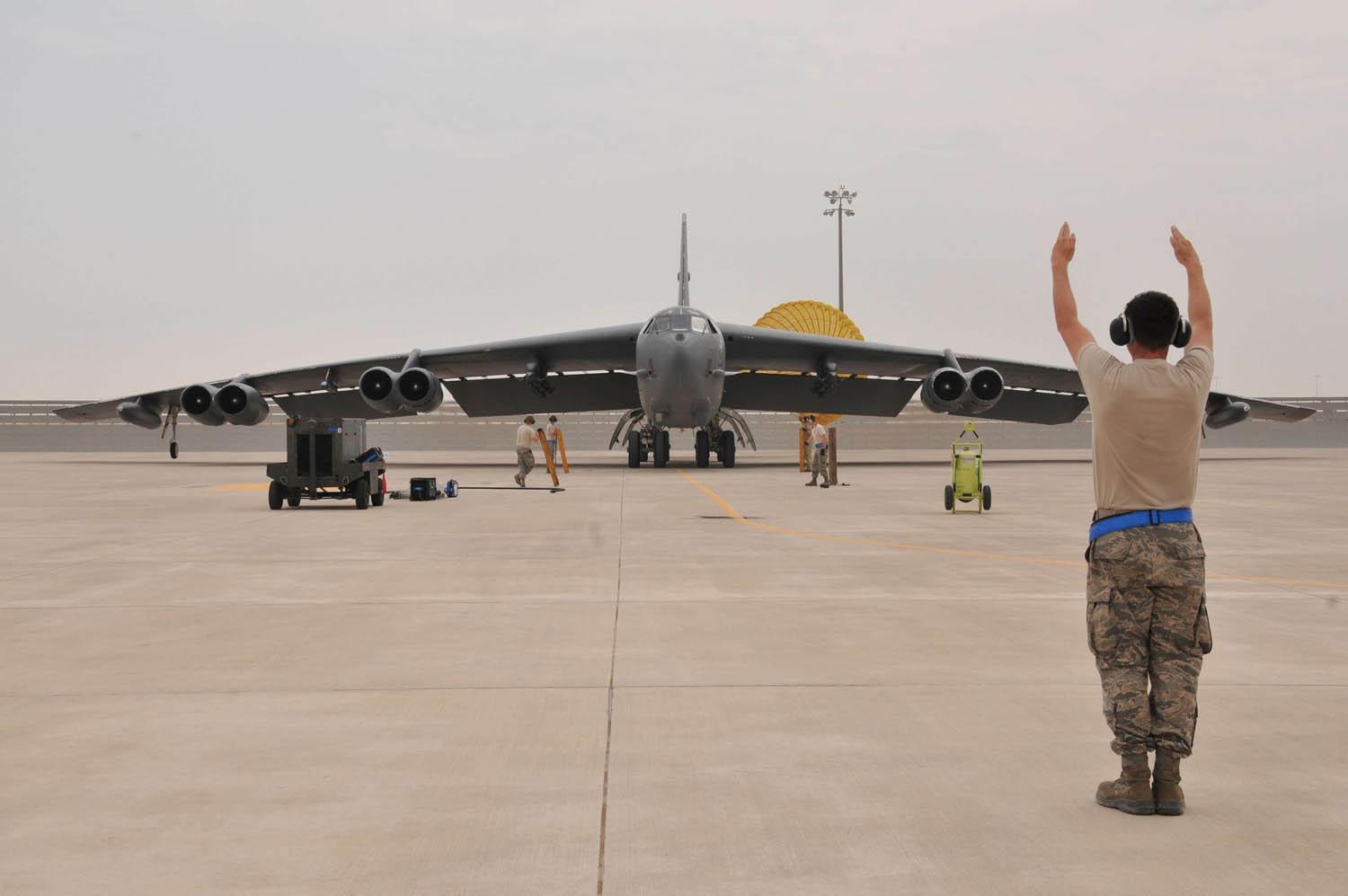  جندي أميركي يوجه قاصفة بي52 العملاقة بعد هبوطها في قاعدة العديد الجوية في قطر
