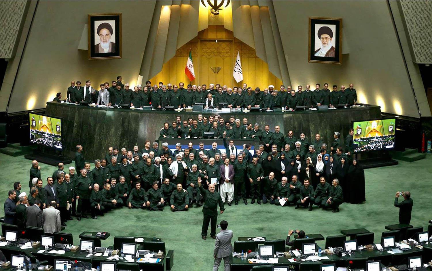 قياديون في الحرس الثوري يحضرون جلسة للبرلمان الإيراني