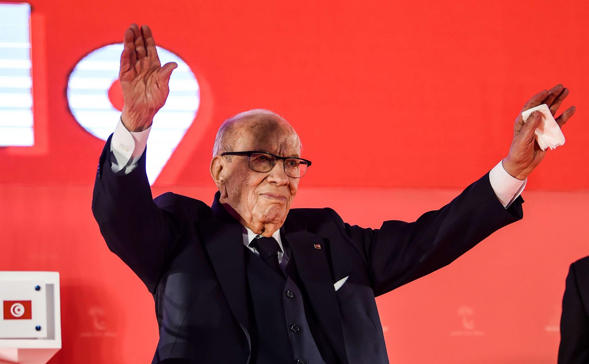أول رئيس لتونس ينتخب بشكل حر ومباشر