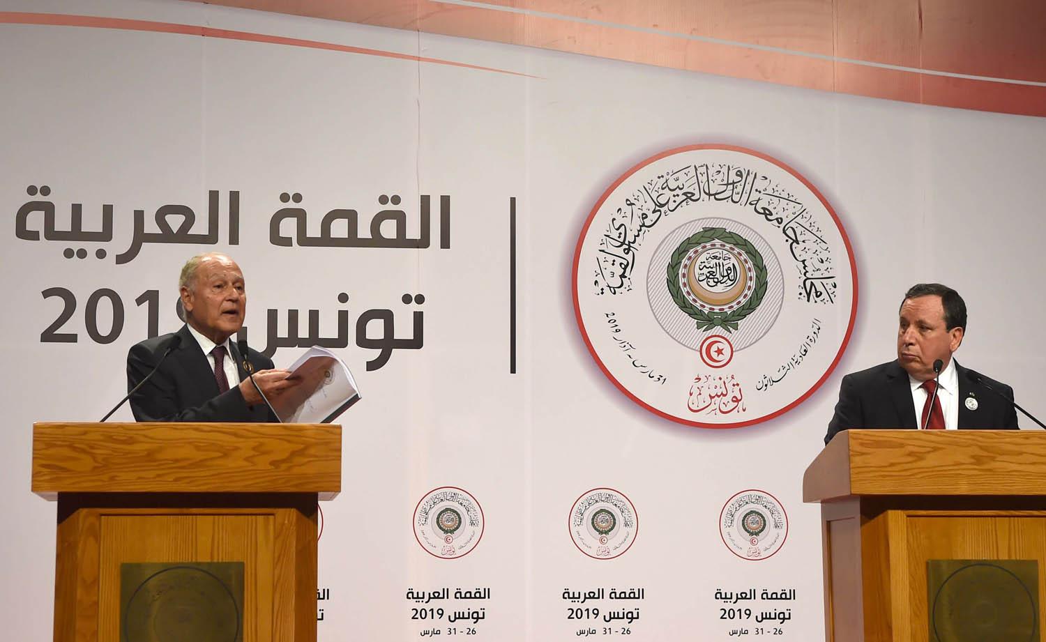 وزير الخارجية التونسي خميس الجهيناوي والأمين العام لجامعة الدول العربية أحمد أبوالغيط في قمة تونس