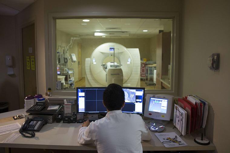 طبيب يفحص دماغ مريض بالرنين المغناطيسي 
