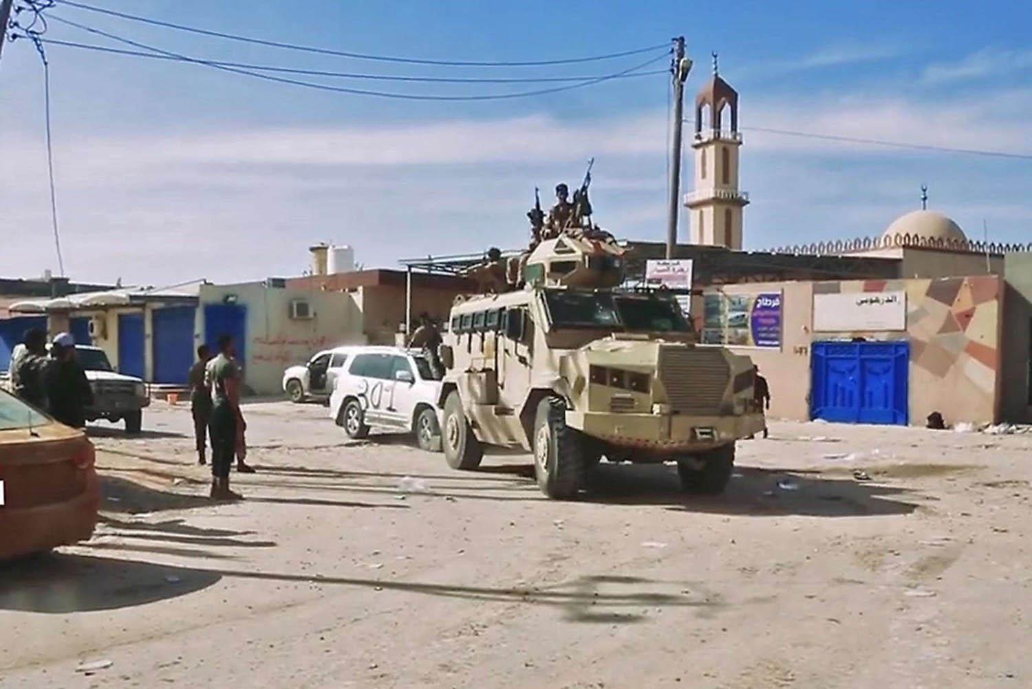 مدرعة تابعة للجيش الليبي تدخل المقتربات الجنوبية من طرابلس