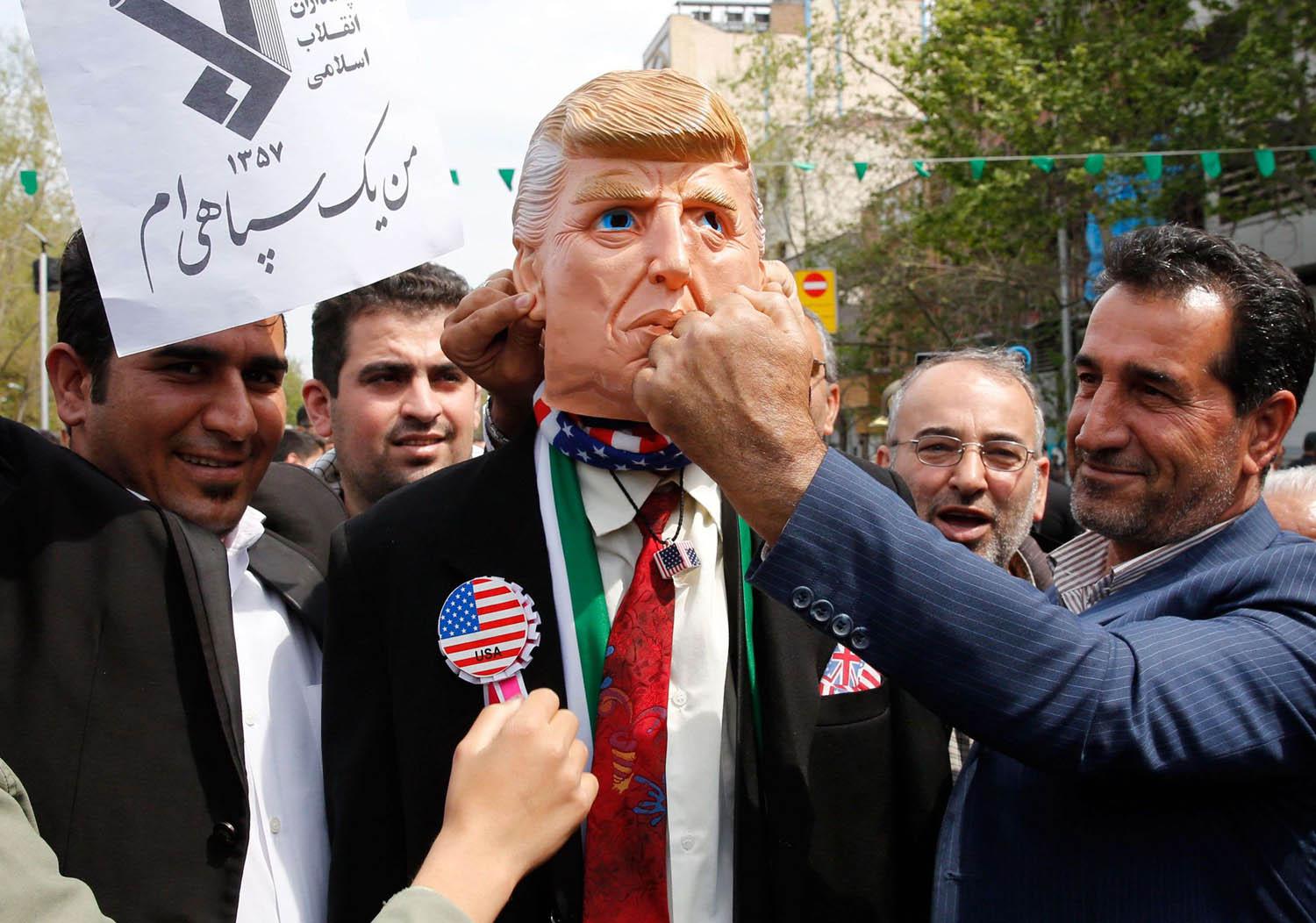 إيرانيون يوبخون مقنعا يحاكي الرئيس الأميركي دونالد ترامب
