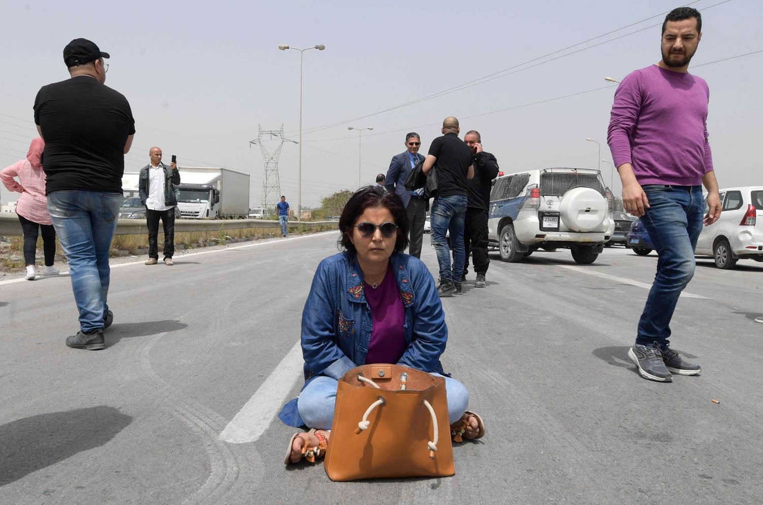صحفيون يعطلون حركة السير في تونس احتجاجا على اجراء حكومي باغلاق قناتهم