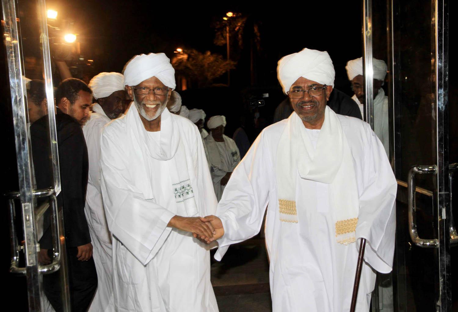 الرئيس السوداني المخلوع عمر البشير مع مراقب الأخوان في السودان حسن الترابي عام 2014