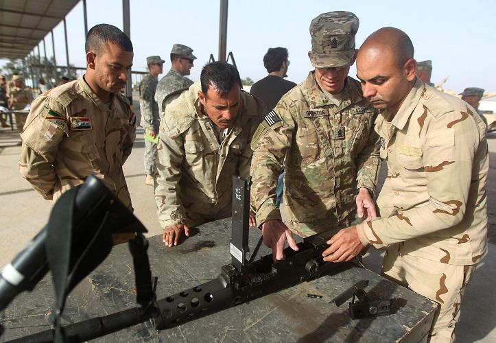 جنود اميركيين وعراقيين اثناء التدريب على السلاح